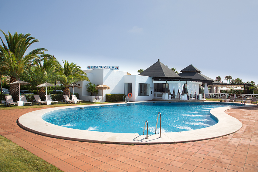 https://golftravelpeople.com/wp-content/uploads/2019/04/Doubletree-by-Hilton-Islantilla-Golf-Resort-Swimming-Pools-Gym-6.jpg