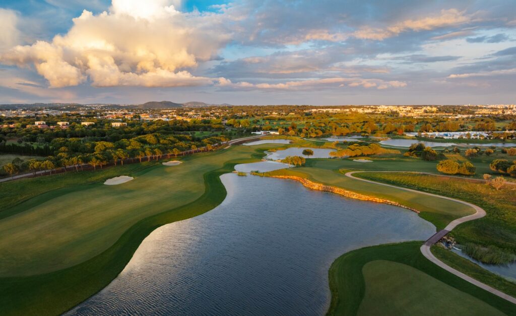 https://golftravelpeople.com/wp-content/uploads/2019/04/Els-Club-Vilamoura-4-1024x627.jpg