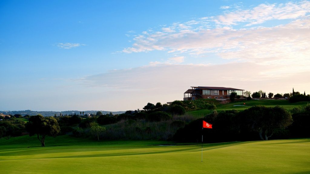 https://golftravelpeople.com/wp-content/uploads/2019/04/Espiche-Golf-Club-Lagos-Algarve-Portugal-2-1024x575.jpg