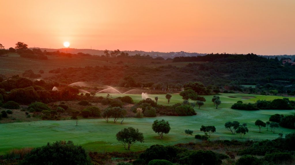 https://golftravelpeople.com/wp-content/uploads/2019/04/Espiche-Golf-Club-Lagos-Algarve-Portugal-3-1024x575.jpg