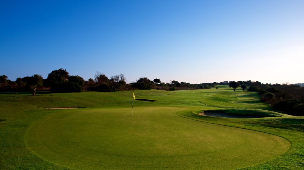 https://golftravelpeople.com/wp-content/uploads/2019/04/Espiche-Golf-Club-Lagos-Algarve-Portugal-4-1024x575.jpg