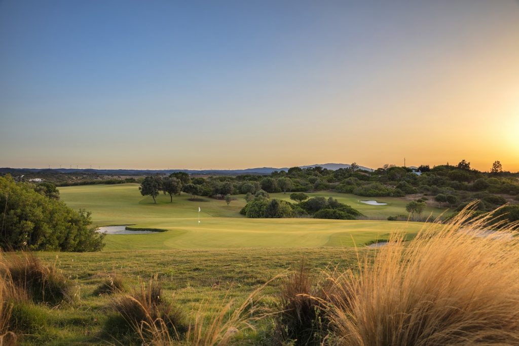 https://golftravelpeople.com/wp-content/uploads/2019/04/Espiche-Golf-Club-Lagos-Algarve-Portugal-5-1024x683.jpg