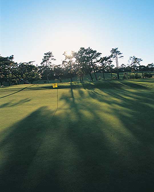 https://golftravelpeople.com/wp-content/uploads/2019/04/Estoril-Golf-Club-2.jpg
