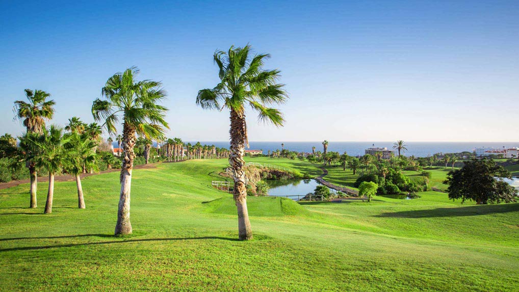 https://golftravelpeople.com/wp-content/uploads/2019/04/Golf-del-Sur-Tenerife-3.jpg