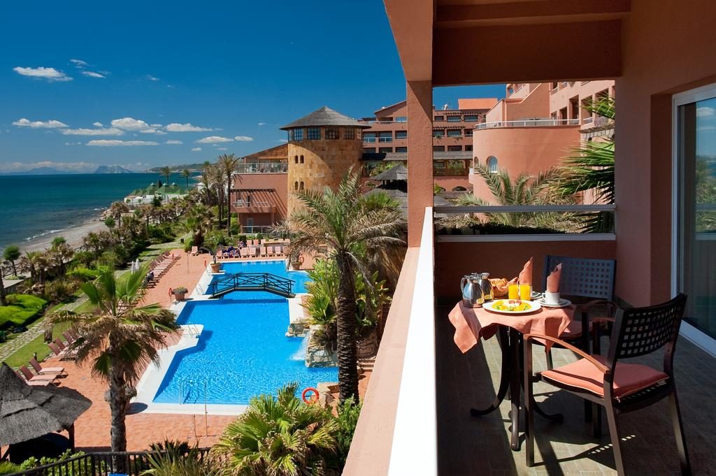 https://golftravelpeople.com/wp-content/uploads/2019/04/Gran-Hotel-Elba-Estepona-Bedrooms-11-1024x681.jpg