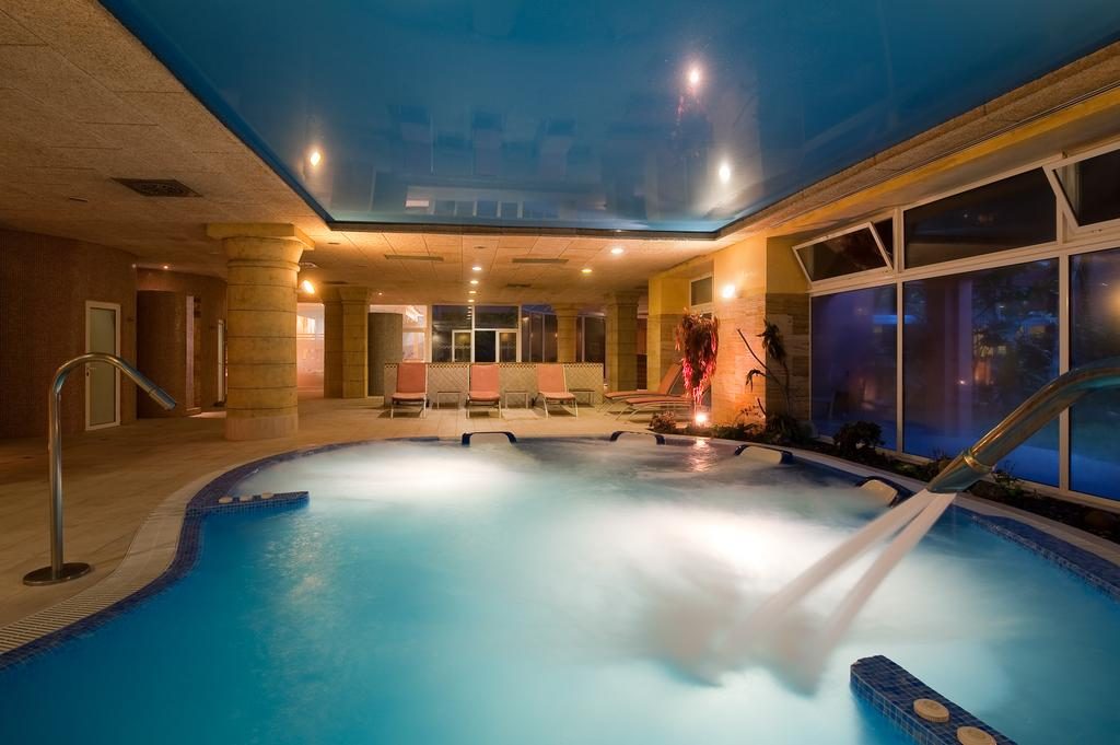 https://golftravelpeople.com/wp-content/uploads/2019/04/Gran-Hotel-Elba-Estepona-Swimming-Pools-and-Spa-1-1024x681.jpg