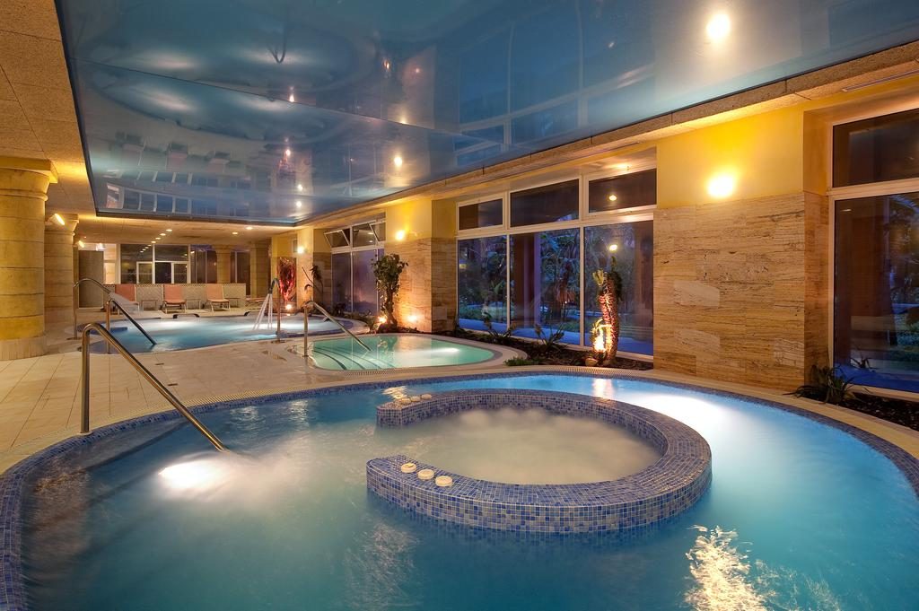 https://golftravelpeople.com/wp-content/uploads/2019/04/Gran-Hotel-Elba-Estepona-Swimming-Pools-and-Spa-2-1024x681.jpg