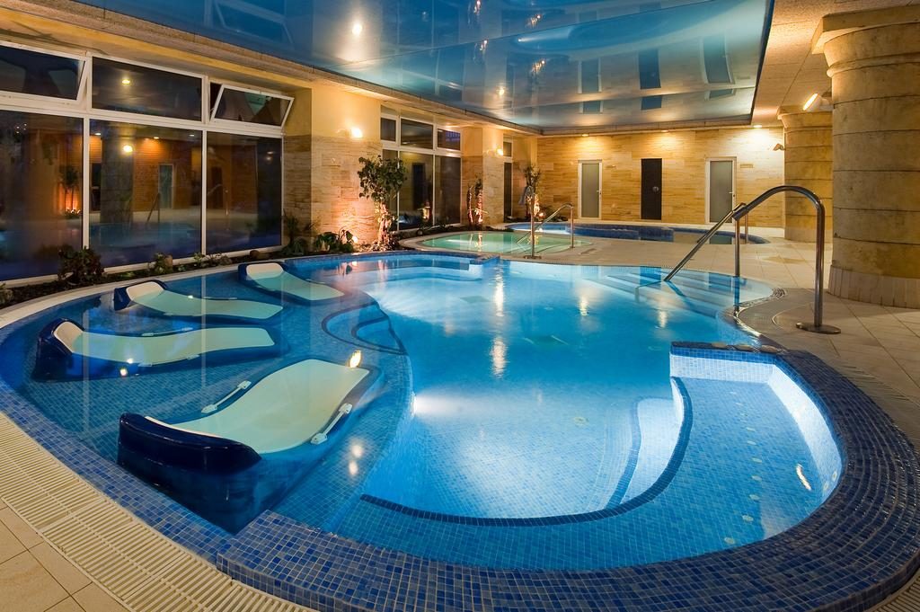 https://golftravelpeople.com/wp-content/uploads/2019/04/Gran-Hotel-Elba-Estepona-Swimming-Pools-and-Spa-3-1024x681.jpg