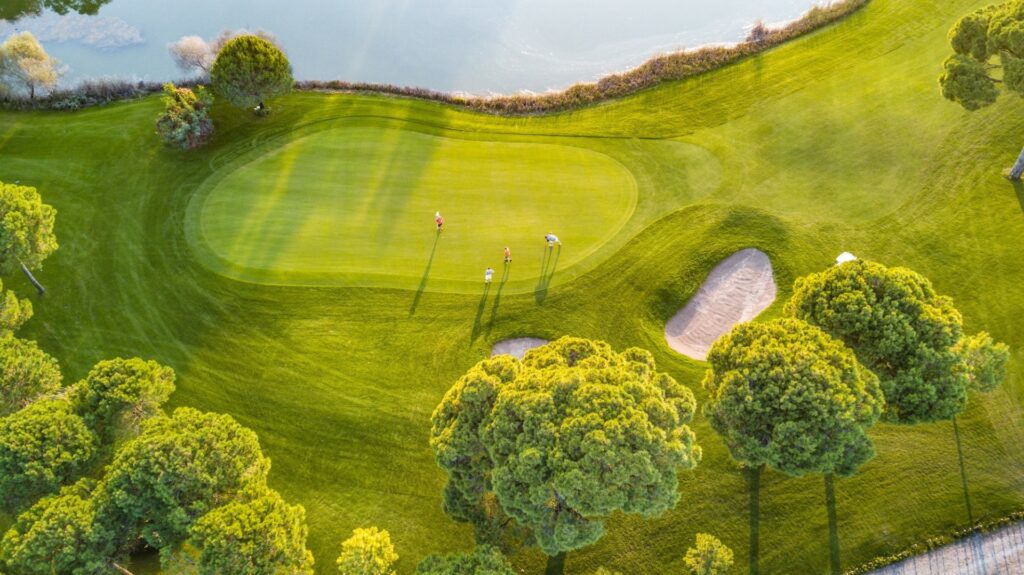 https://golftravelpeople.com/wp-content/uploads/2019/04/HOLE-27-LAKES-GREEN--1024x575.jpg