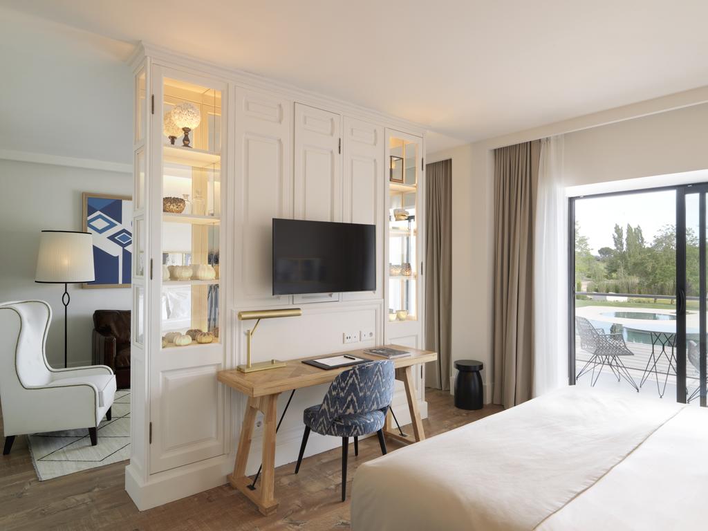 https://golftravelpeople.com/wp-content/uploads/2019/04/Hotel-Camiral-at-PGA-Catalunya-Resort-Bedrooms-15.jpg