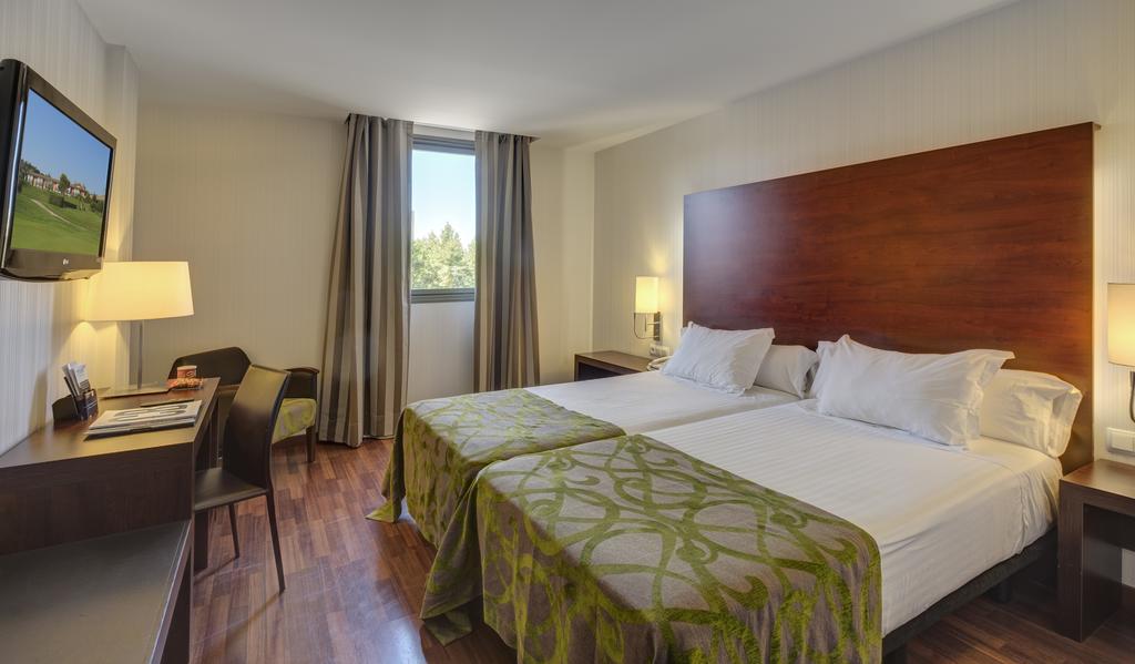 https://golftravelpeople.com/wp-content/uploads/2019/04/Hotel-Gran-Ultonia-Girona-Bedrooms-1.jpg
