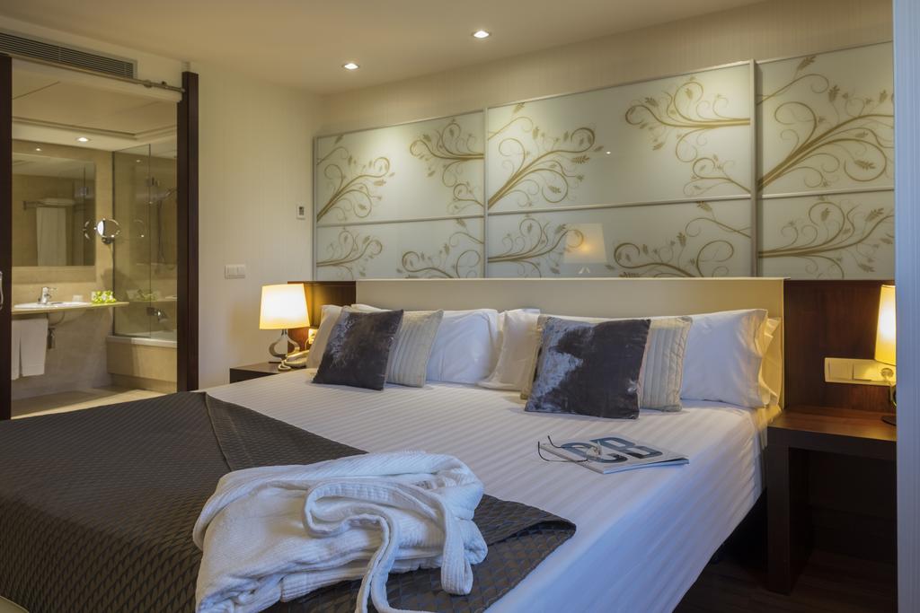 https://golftravelpeople.com/wp-content/uploads/2019/04/Hotel-Gran-Ultonia-Girona-Bedrooms-10.jpg