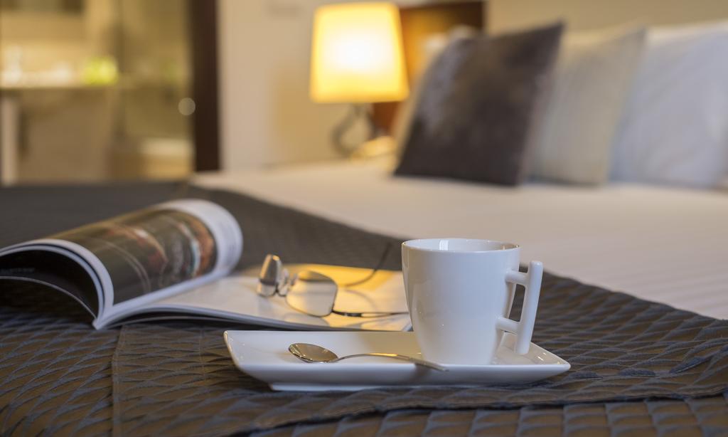 https://golftravelpeople.com/wp-content/uploads/2019/04/Hotel-Gran-Ultonia-Girona-Bedrooms-12.jpg