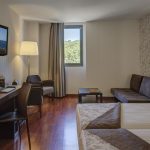 https://golftravelpeople.com/wp-content/uploads/2019/04/Hotel-Gran-Ultonia-Girona-Bedrooms-13-150x150.jpg