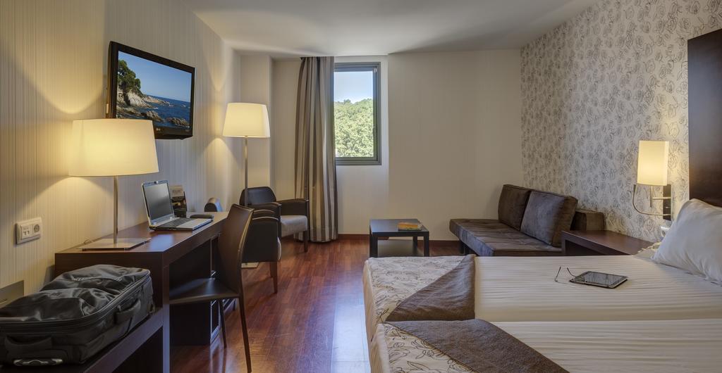 https://golftravelpeople.com/wp-content/uploads/2019/04/Hotel-Gran-Ultonia-Girona-Bedrooms-13.jpg