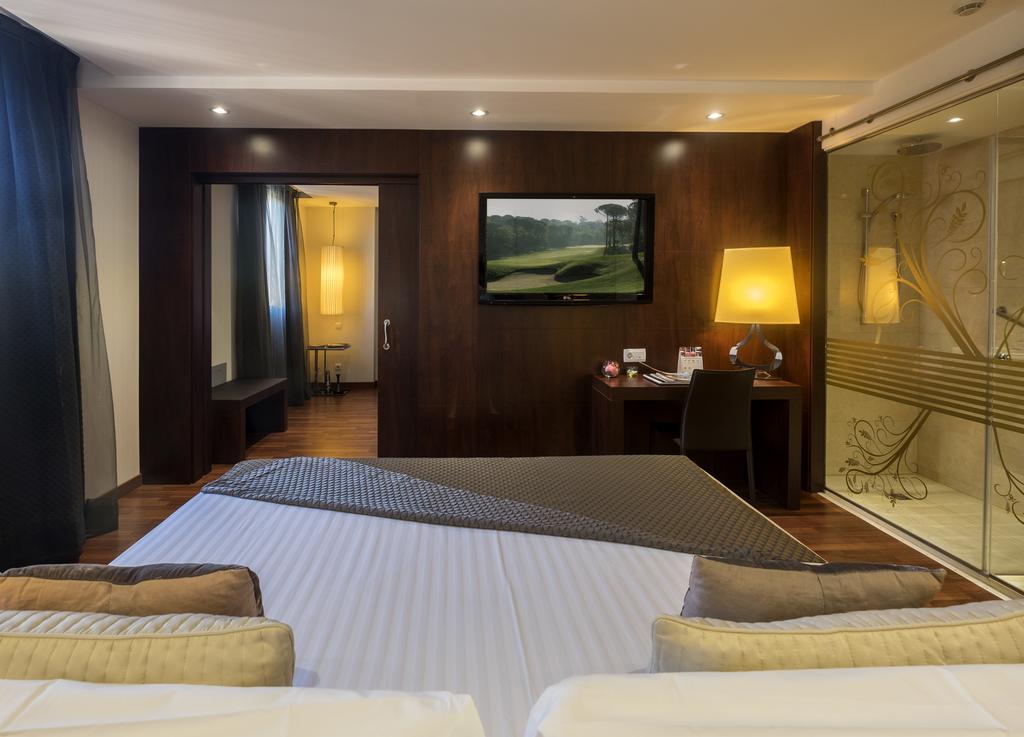 https://golftravelpeople.com/wp-content/uploads/2019/04/Hotel-Gran-Ultonia-Girona-Bedrooms-16.jpg