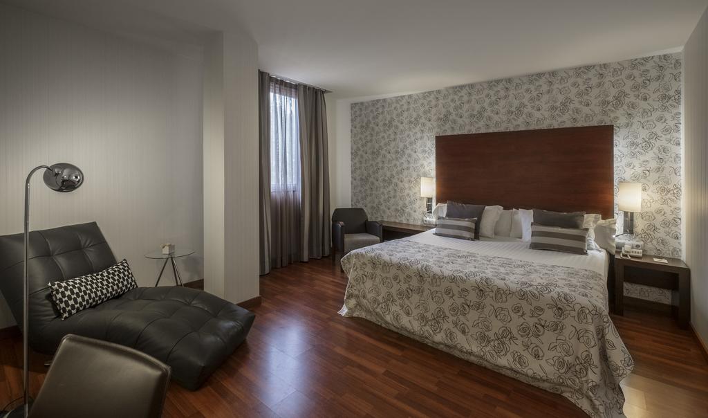 https://golftravelpeople.com/wp-content/uploads/2019/04/Hotel-Gran-Ultonia-Girona-Bedrooms-17.jpg