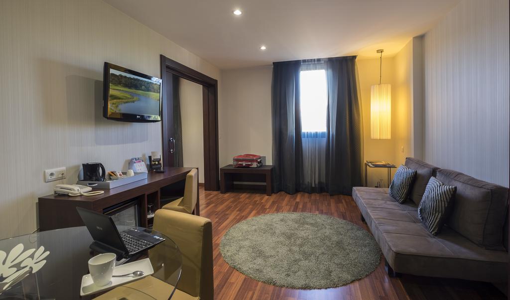 https://golftravelpeople.com/wp-content/uploads/2019/04/Hotel-Gran-Ultonia-Girona-Bedrooms-3.jpg