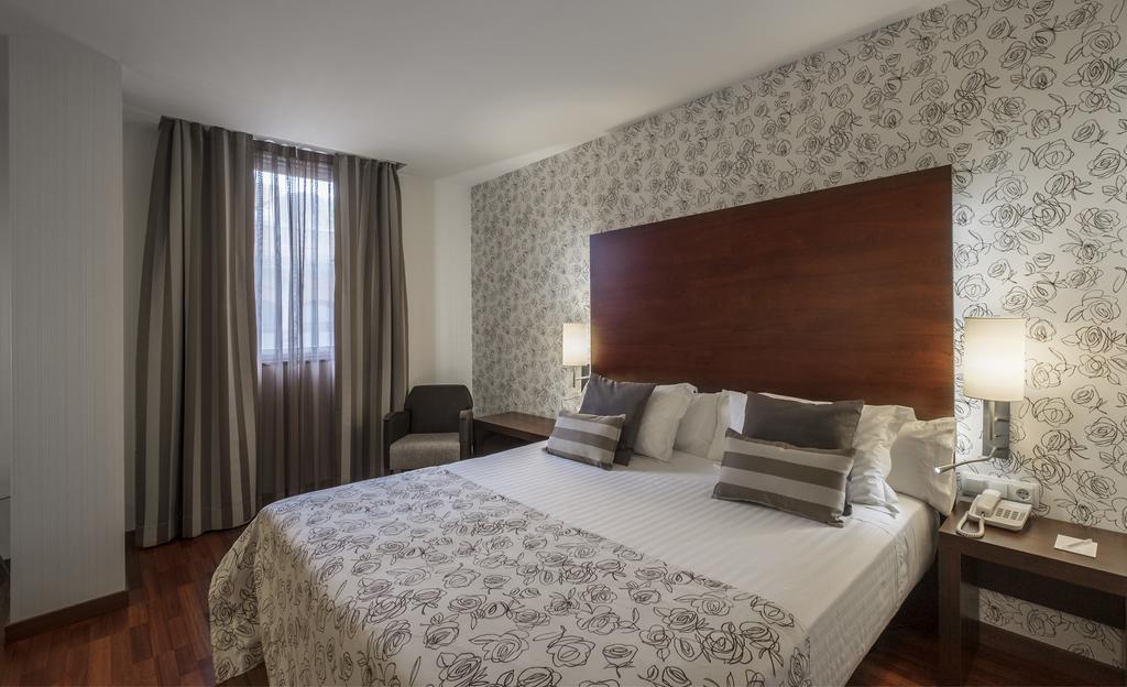 https://golftravelpeople.com/wp-content/uploads/2019/04/Hotel-Gran-Ultonia-Girona-Bedrooms-4.jpg