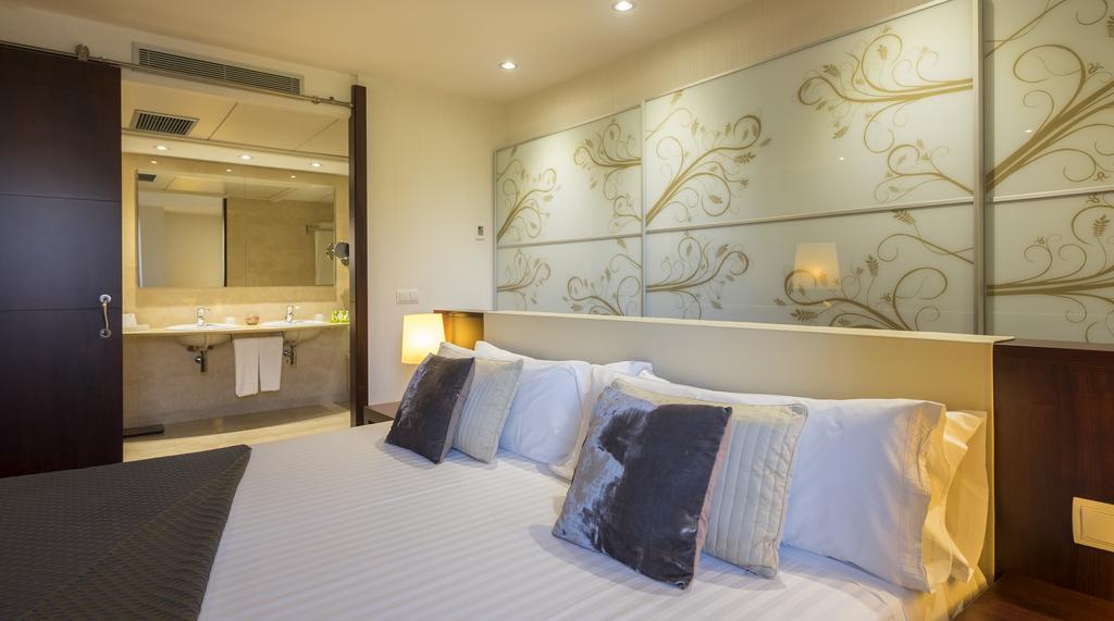 https://golftravelpeople.com/wp-content/uploads/2019/04/Hotel-Gran-Ultonia-Girona-Bedrooms-5.jpg