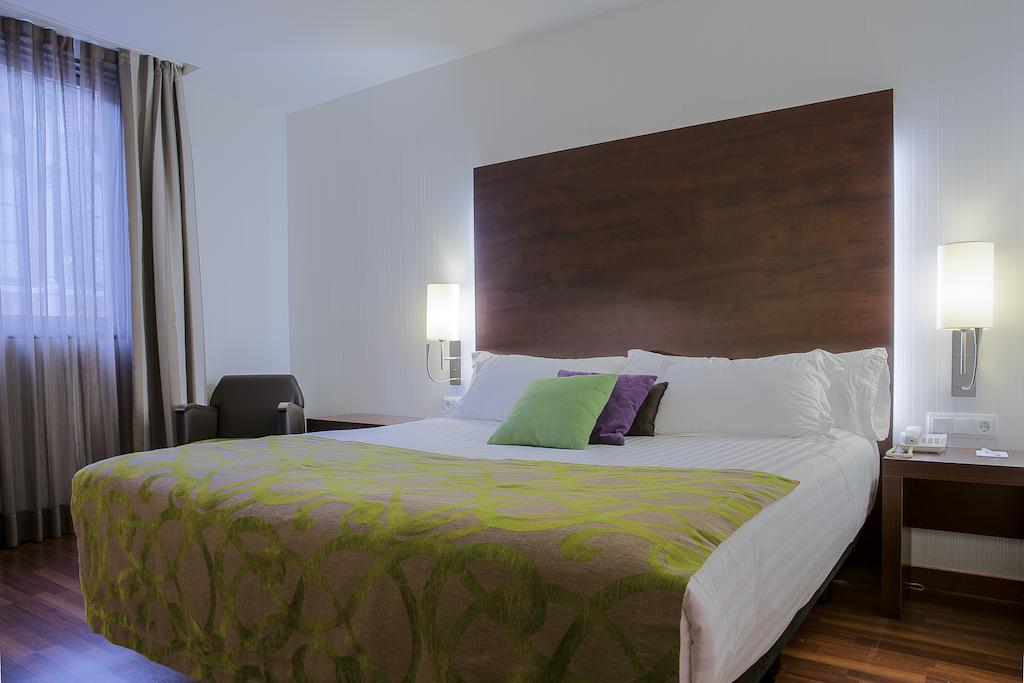 https://golftravelpeople.com/wp-content/uploads/2019/04/Hotel-Gran-Ultonia-Girona-Bedrooms-7.jpg
