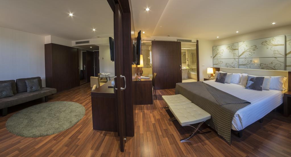 https://golftravelpeople.com/wp-content/uploads/2019/04/Hotel-Gran-Ultonia-Girona-Bedrooms-9.jpg