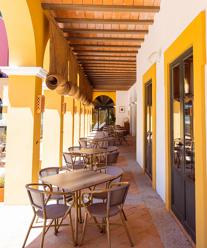 https://golftravelpeople.com/wp-content/uploads/2019/04/Hotel-Isla-Canela-Golf-Huelva-Costa-de-la-Luz-Spain-Bars-and-Restaurants-8.jpg