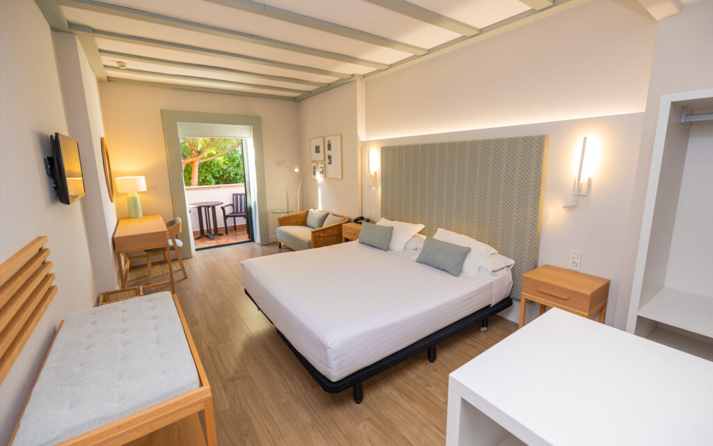 https://golftravelpeople.com/wp-content/uploads/2019/04/Hotel-Isla-Canela-Golf-Huelva-Costa-de-la-Luz-Spain-Bedrooms-and-Suites-1-1024x640.jpg