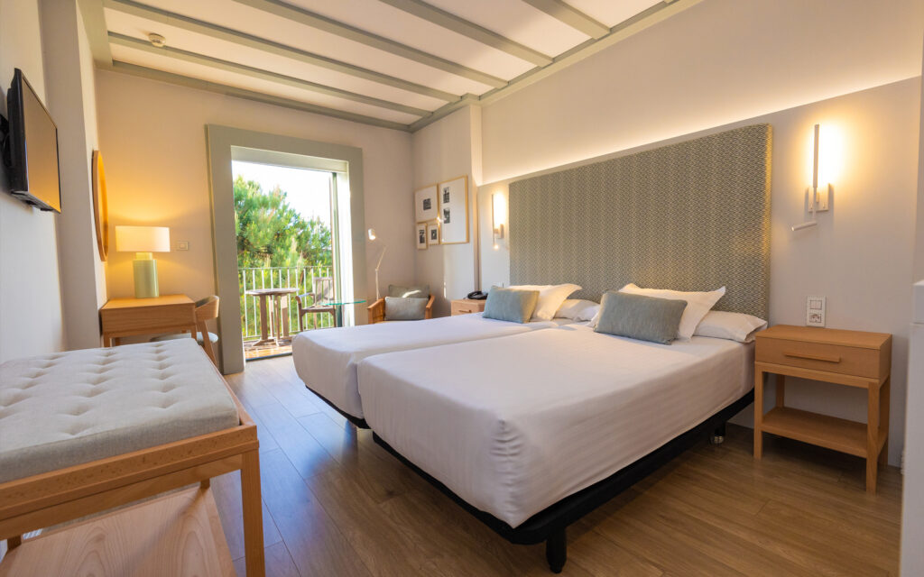 https://golftravelpeople.com/wp-content/uploads/2019/04/Hotel-Isla-Canela-Golf-Huelva-Costa-de-la-Luz-Spain-Bedrooms-and-Suites-2-1024x640.jpg