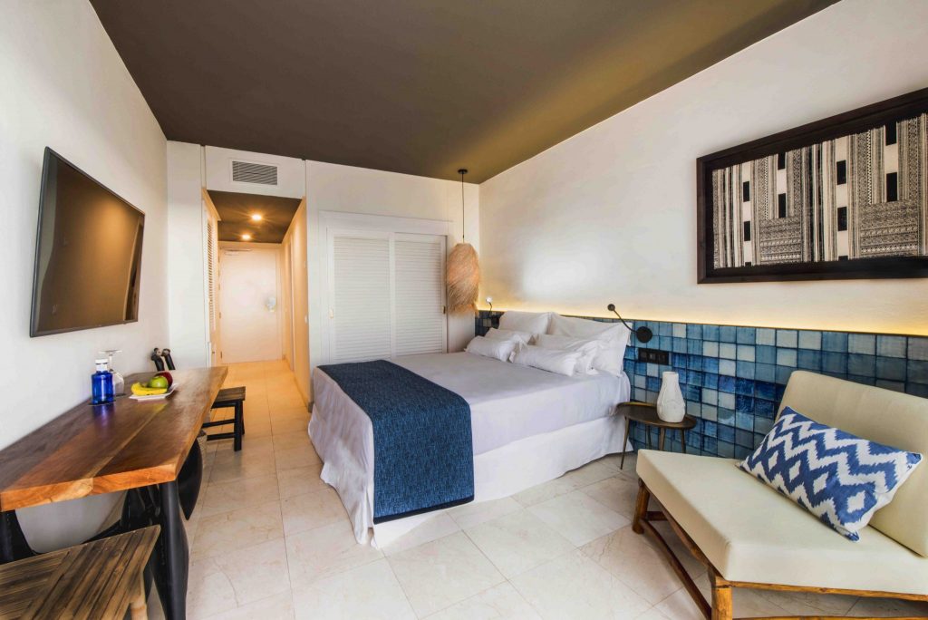 https://golftravelpeople.com/wp-content/uploads/2019/04/Hotel-Jardin-Tropical-Bedrooms-comp-8-1024x684.jpg