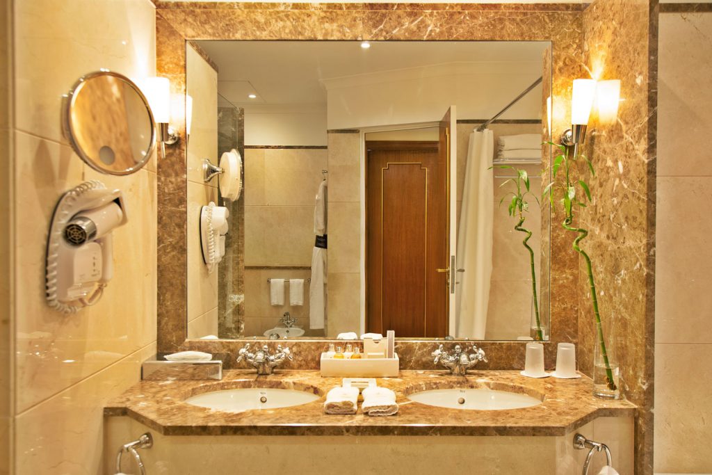 https://golftravelpeople.com/wp-content/uploads/2019/04/Hotel-Palacio-Estoril-Bedrooms-1-1024x683.jpg