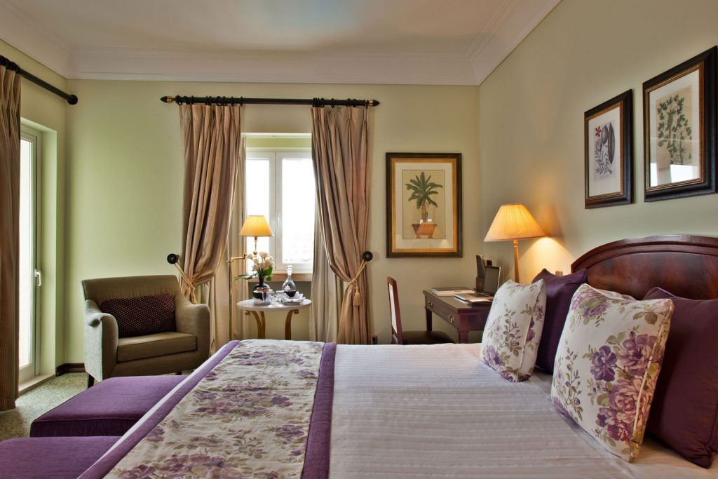 https://golftravelpeople.com/wp-content/uploads/2019/04/Hotel-Palacio-Estoril-Bedrooms-10-1024x683.jpg