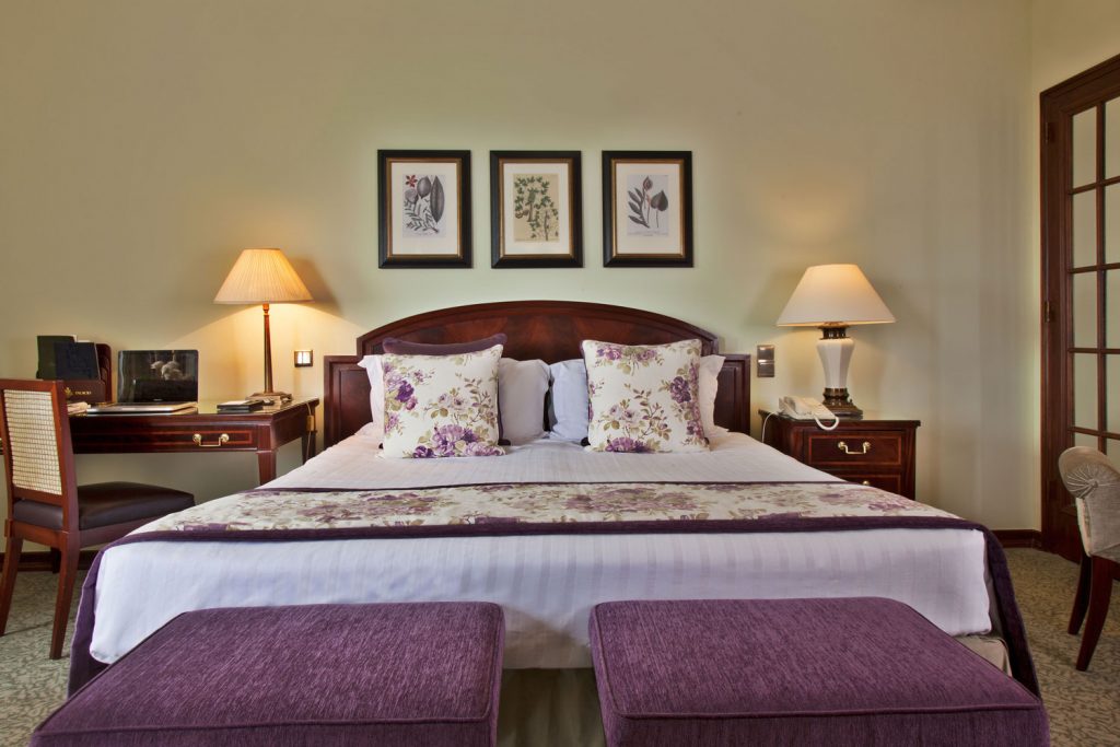 https://golftravelpeople.com/wp-content/uploads/2019/04/Hotel-Palacio-Estoril-Bedrooms-11-1024x683.jpg