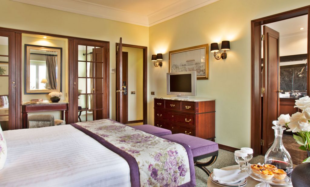 https://golftravelpeople.com/wp-content/uploads/2019/04/Hotel-Palacio-Estoril-Bedrooms-12-1024x619.jpg