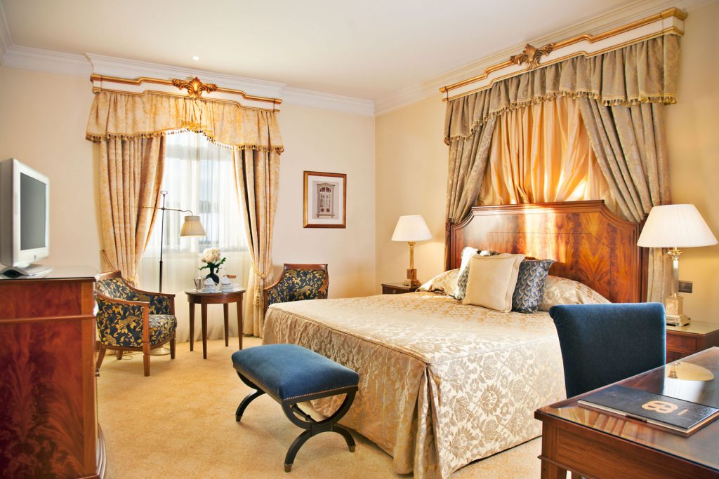 https://golftravelpeople.com/wp-content/uploads/2019/04/Hotel-Palacio-Estoril-Bedrooms-14-1024x683.jpg