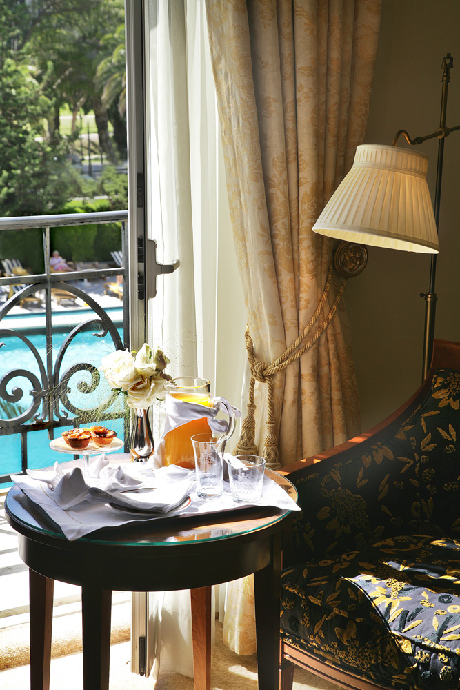 https://golftravelpeople.com/wp-content/uploads/2019/04/Hotel-Palacio-Estoril-Bedrooms-16.jpg