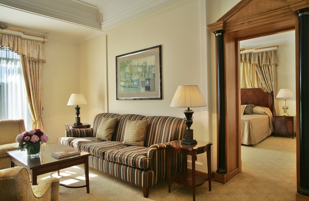 https://golftravelpeople.com/wp-content/uploads/2019/04/Hotel-Palacio-Estoril-Bedrooms-17.jpg