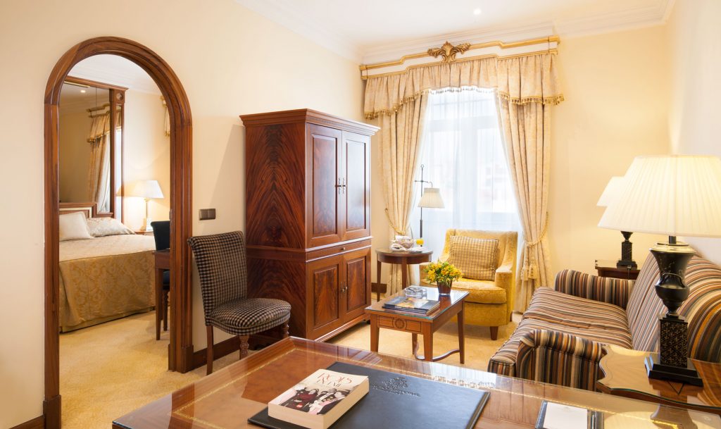 https://golftravelpeople.com/wp-content/uploads/2019/04/Hotel-Palacio-Estoril-Bedrooms-2-1024x609.jpg