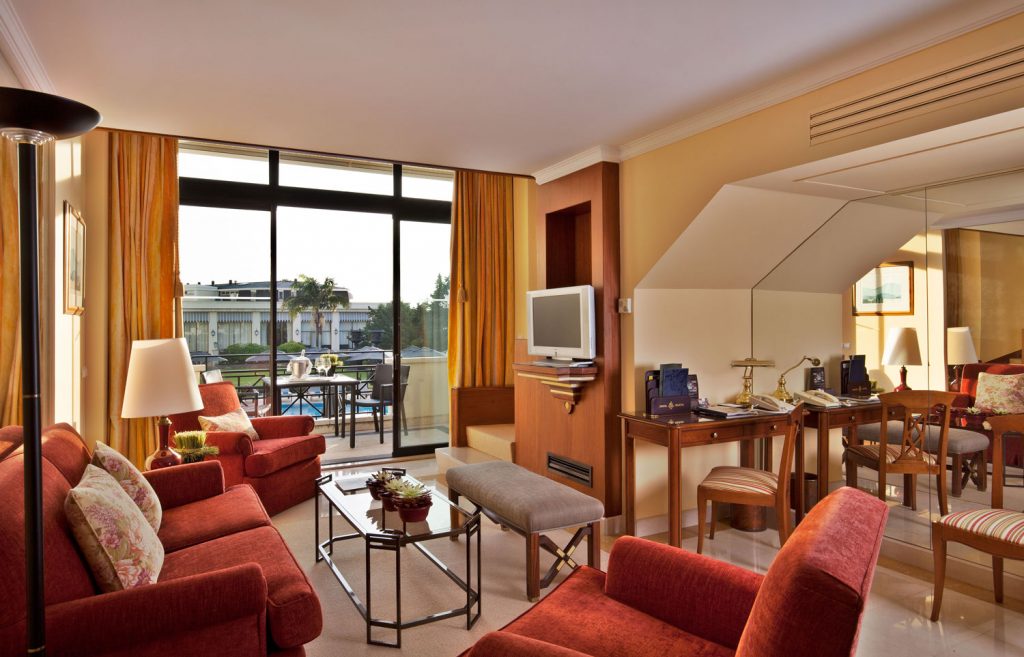 https://golftravelpeople.com/wp-content/uploads/2019/04/Hotel-Palacio-Estoril-Bedrooms-20-1024x657.jpg