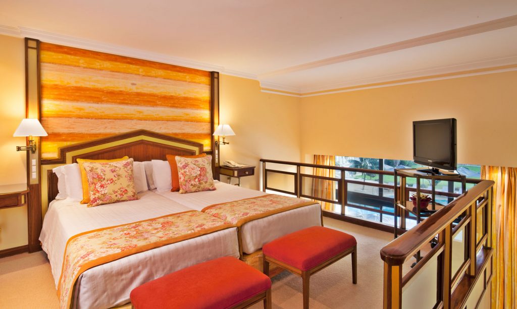 https://golftravelpeople.com/wp-content/uploads/2019/04/Hotel-Palacio-Estoril-Bedrooms-21-1024x613.jpg