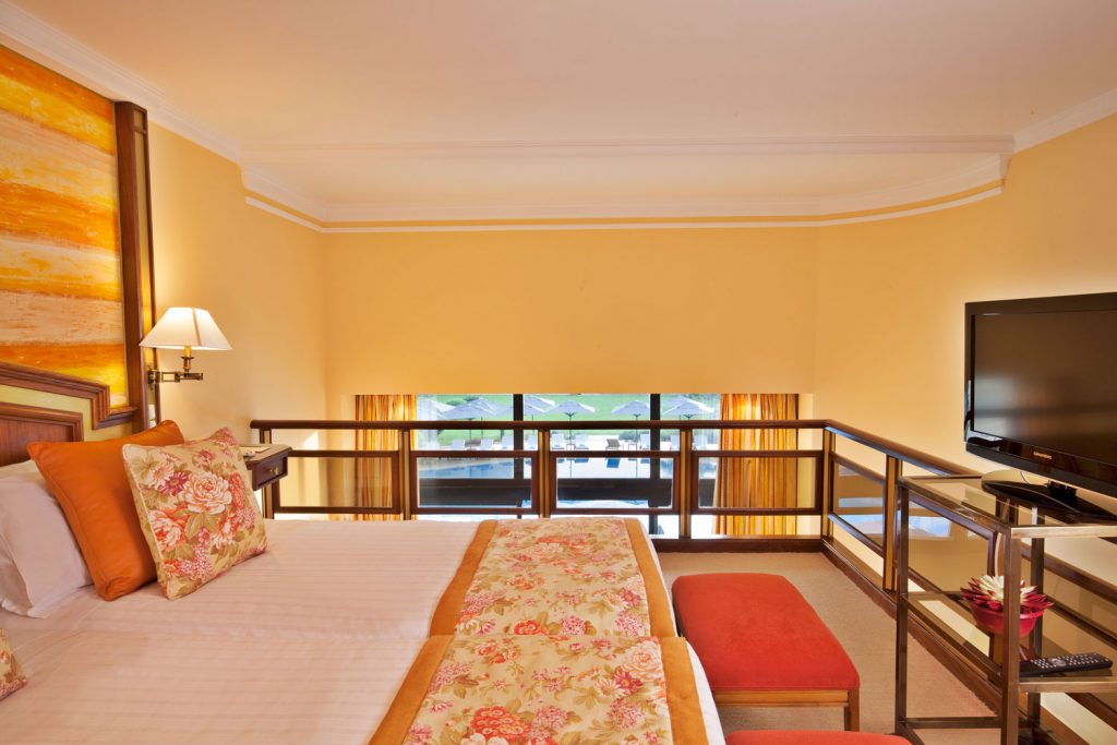 https://golftravelpeople.com/wp-content/uploads/2019/04/Hotel-Palacio-Estoril-Bedrooms-22-1024x683.jpg