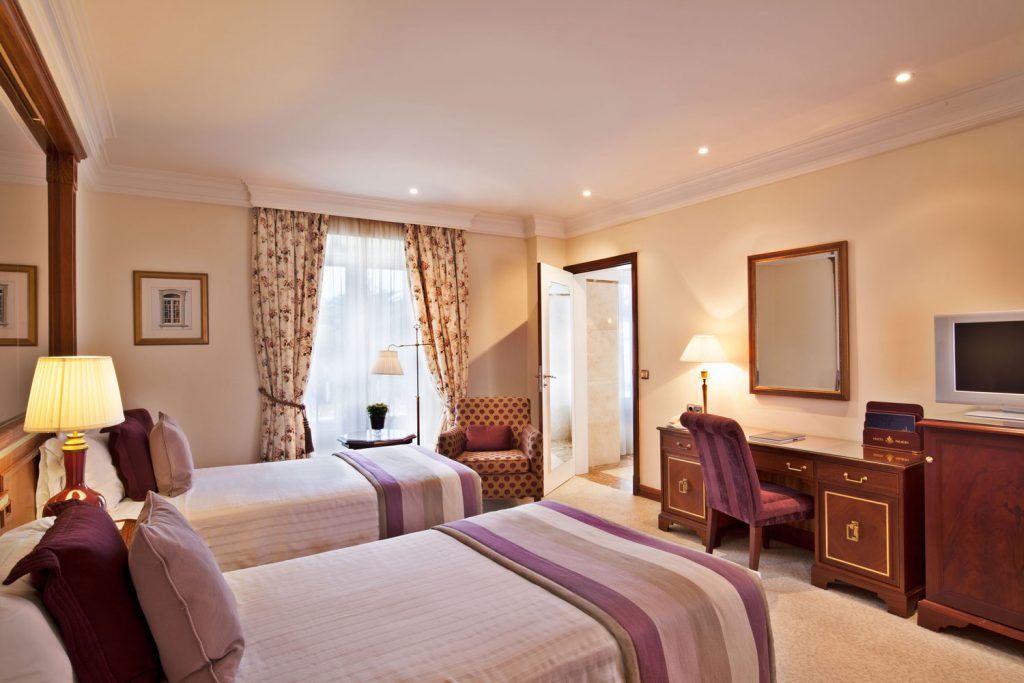 https://golftravelpeople.com/wp-content/uploads/2019/04/Hotel-Palacio-Estoril-Bedrooms-26-1024x683.jpg