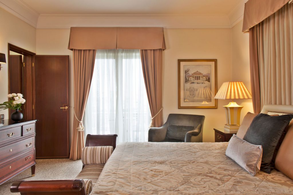 https://golftravelpeople.com/wp-content/uploads/2019/04/Hotel-Palacio-Estoril-Bedrooms-3-1024x683.jpg
