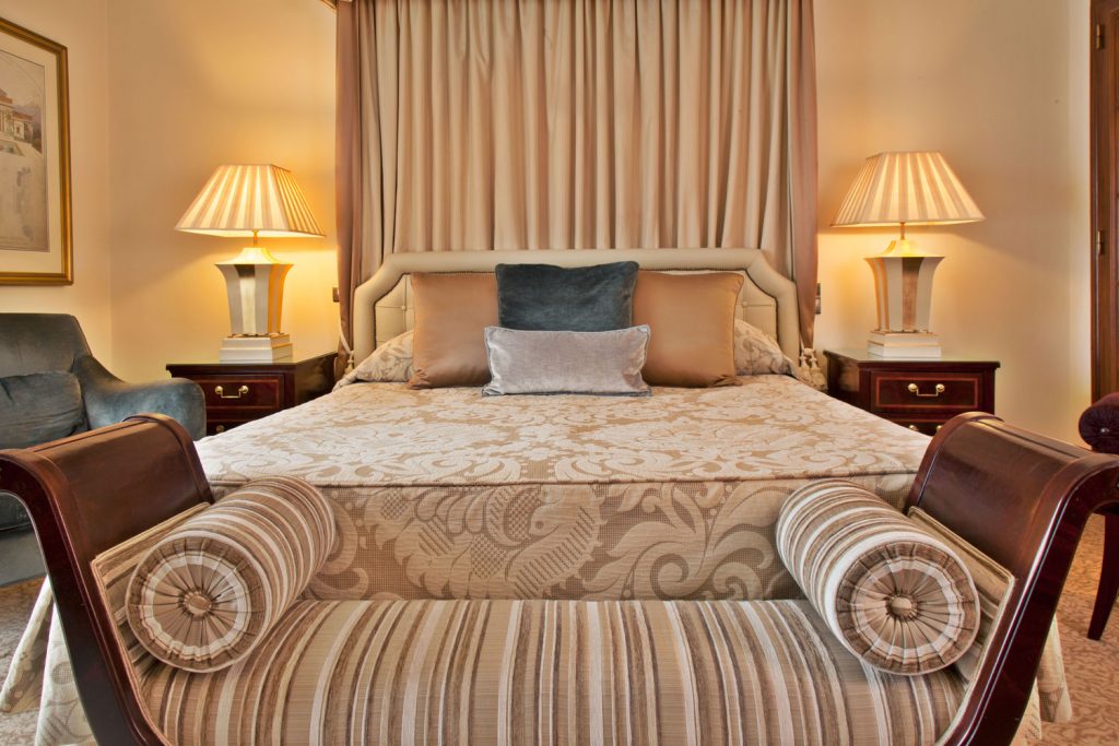 https://golftravelpeople.com/wp-content/uploads/2019/04/Hotel-Palacio-Estoril-Bedrooms-5-1024x683.jpg