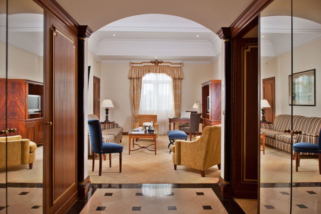 https://golftravelpeople.com/wp-content/uploads/2019/04/Hotel-Palacio-Estoril-Bedrooms-7-1024x683.jpg