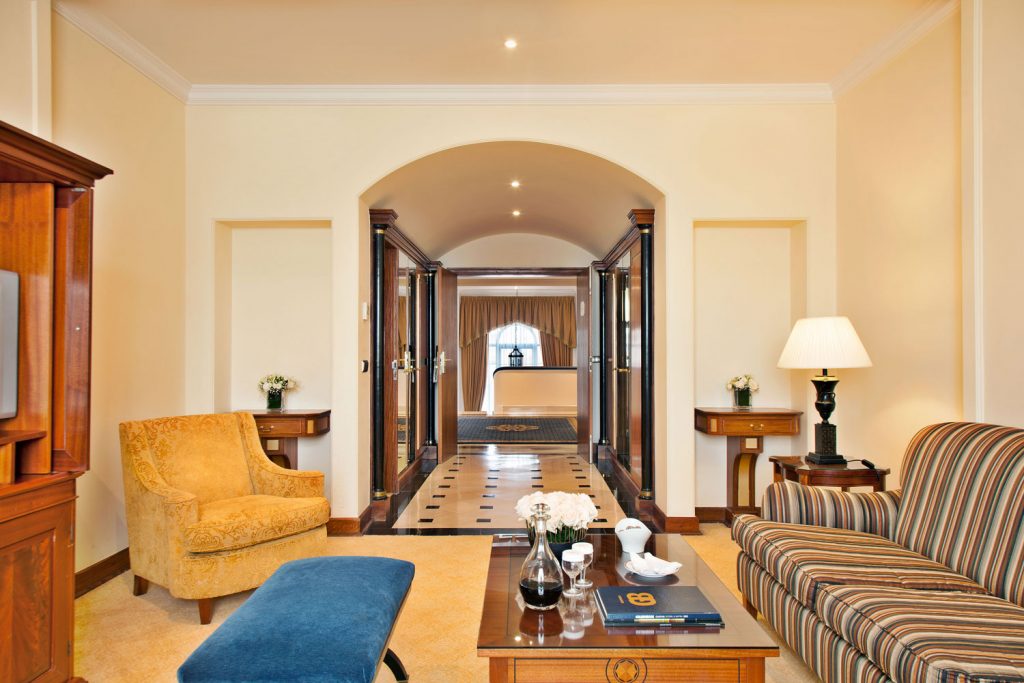 https://golftravelpeople.com/wp-content/uploads/2019/04/Hotel-Palacio-Estoril-Bedrooms-8-1024x683.jpg