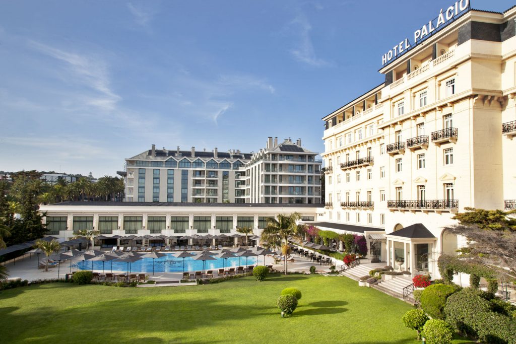 https://golftravelpeople.com/wp-content/uploads/2019/04/Hotel-Palacio-Estoril-External-2-1024x683.jpg