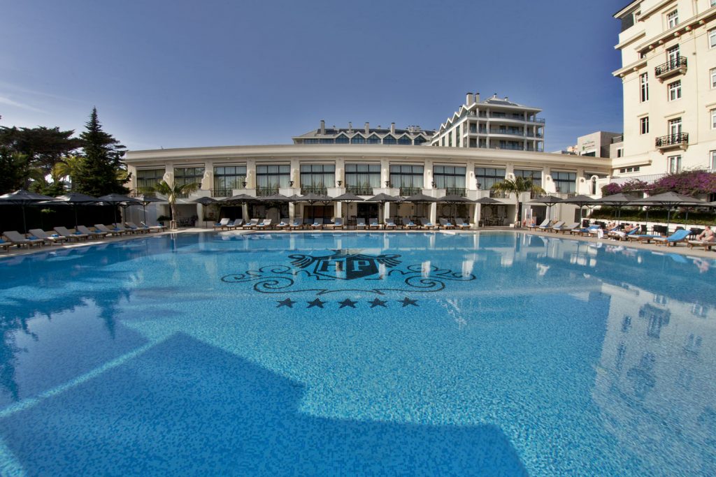 https://golftravelpeople.com/wp-content/uploads/2019/04/Hotel-Palacio-Estoril-External-3-1024x683.jpg