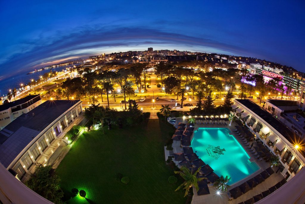 https://golftravelpeople.com/wp-content/uploads/2019/04/Hotel-Palacio-Estoril-External-4-1024x683.jpg