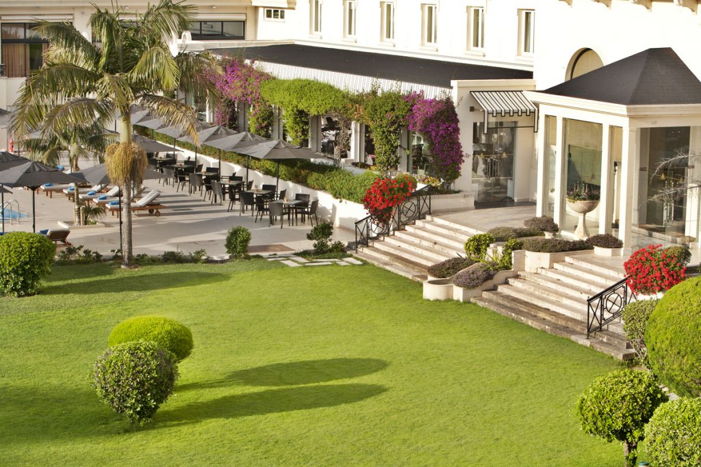https://golftravelpeople.com/wp-content/uploads/2019/04/Hotel-Palacio-Estoril-External-6-1024x683.jpg